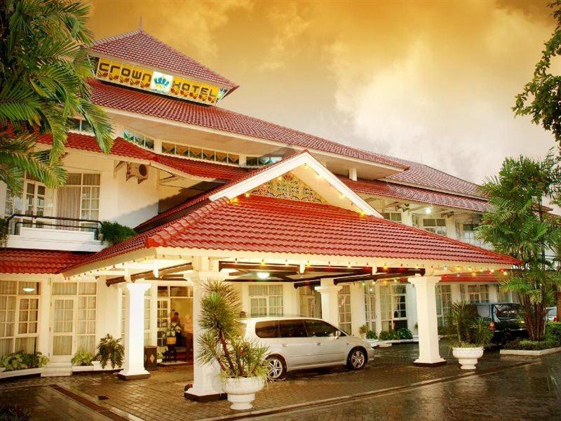 Urbanview Hotel Crown Tasikmalaya By Reddoorz Exterior photo