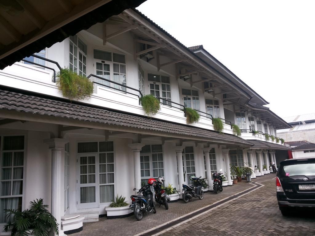 Urbanview Hotel Crown Tasikmalaya By Reddoorz Exterior photo