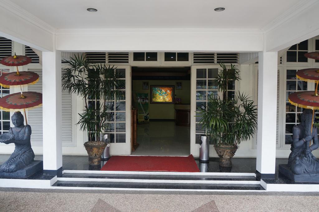 Urbanview Hotel Crown Tasikmalaya By Reddoorz Exterior photo