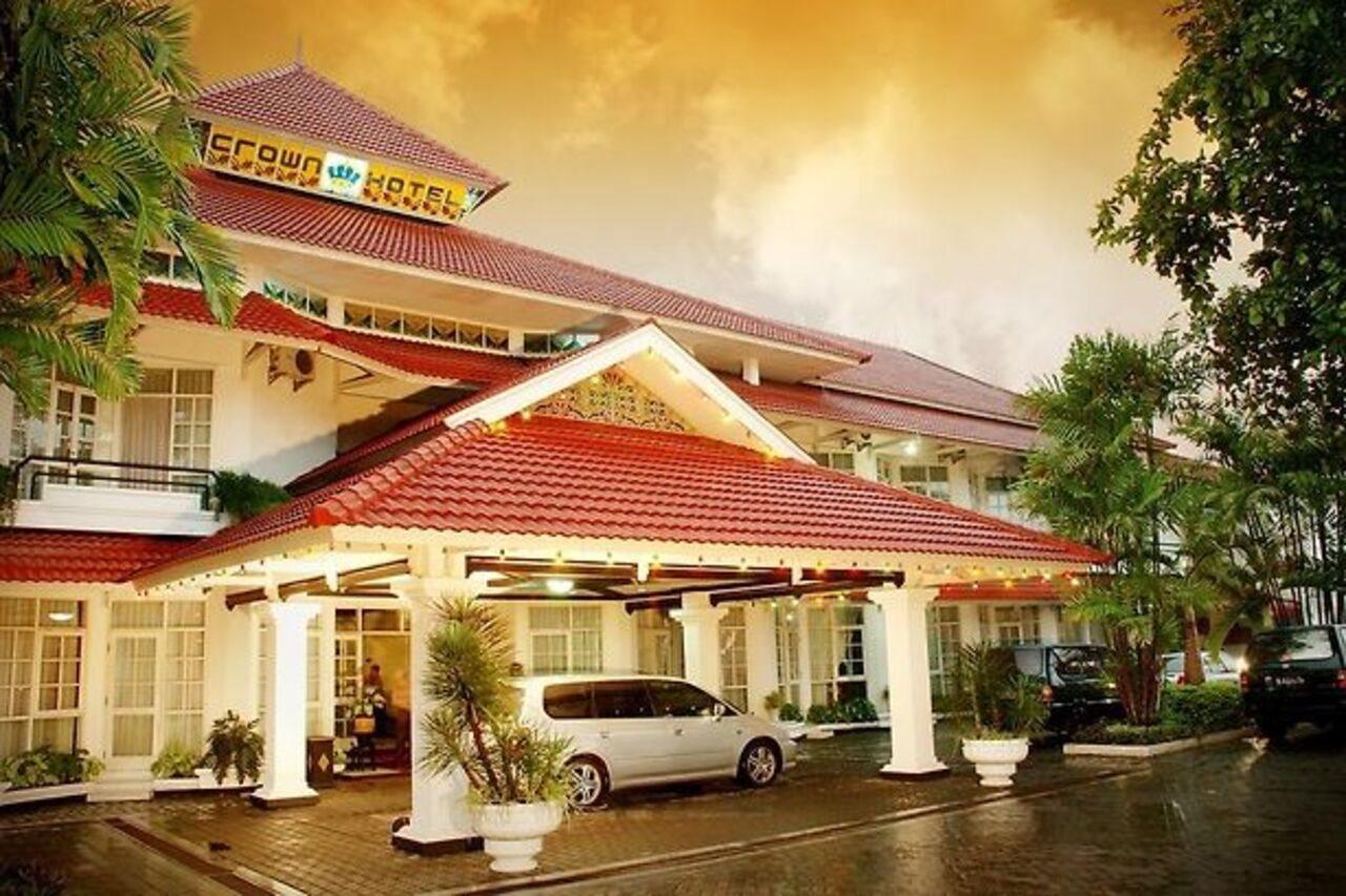 Urbanview Hotel Crown Tasikmalaya By Reddoorz Exterior photo