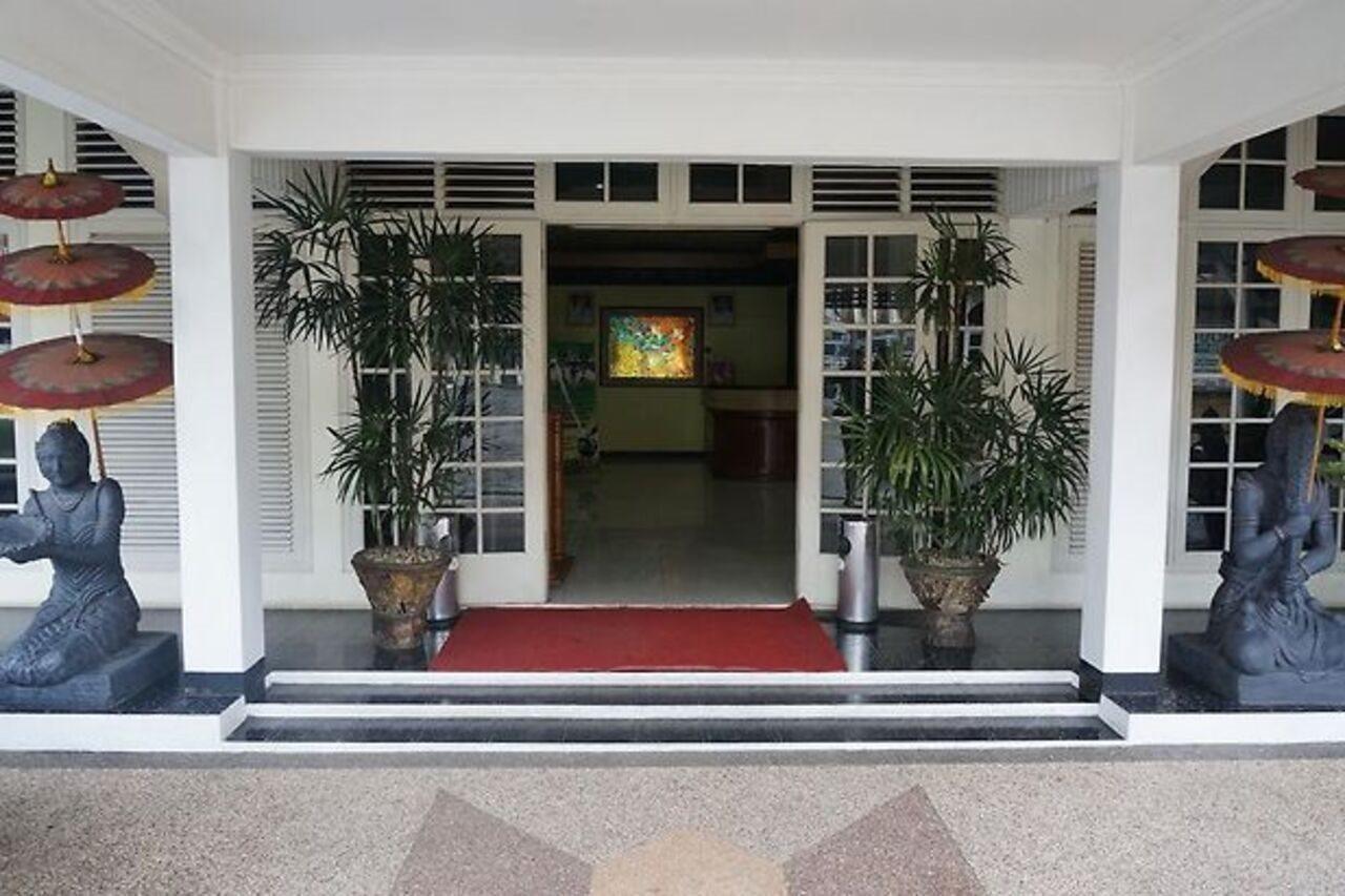 Urbanview Hotel Crown Tasikmalaya By Reddoorz Exterior photo